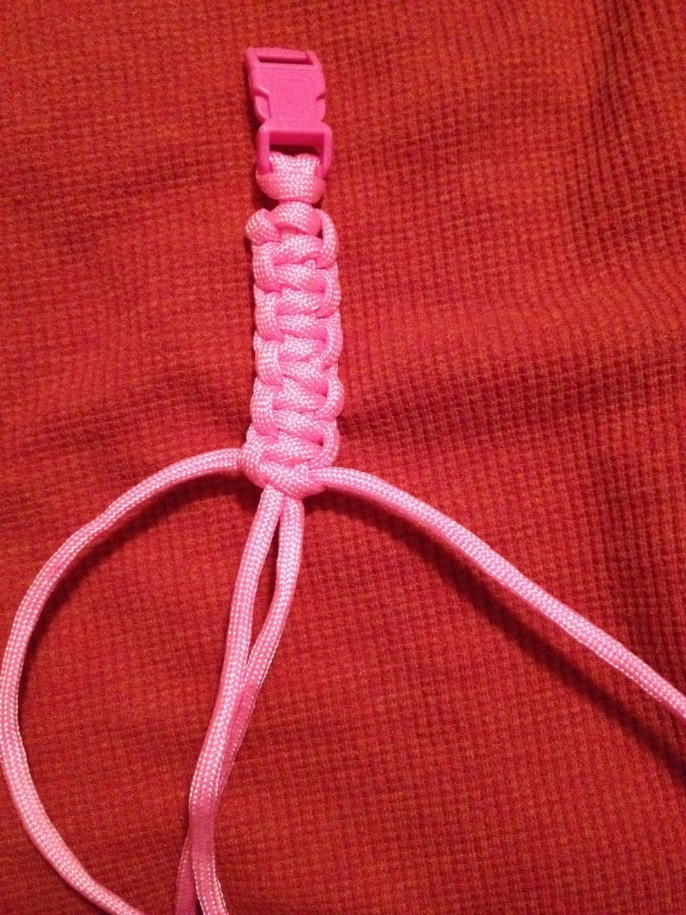 How to make a parachute cord bracelet - B+C Guides