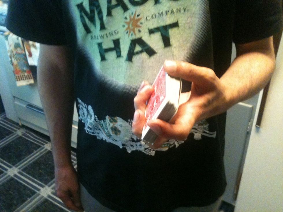 How to cut a deck of cards with one hand (2 methods) B+C Guides