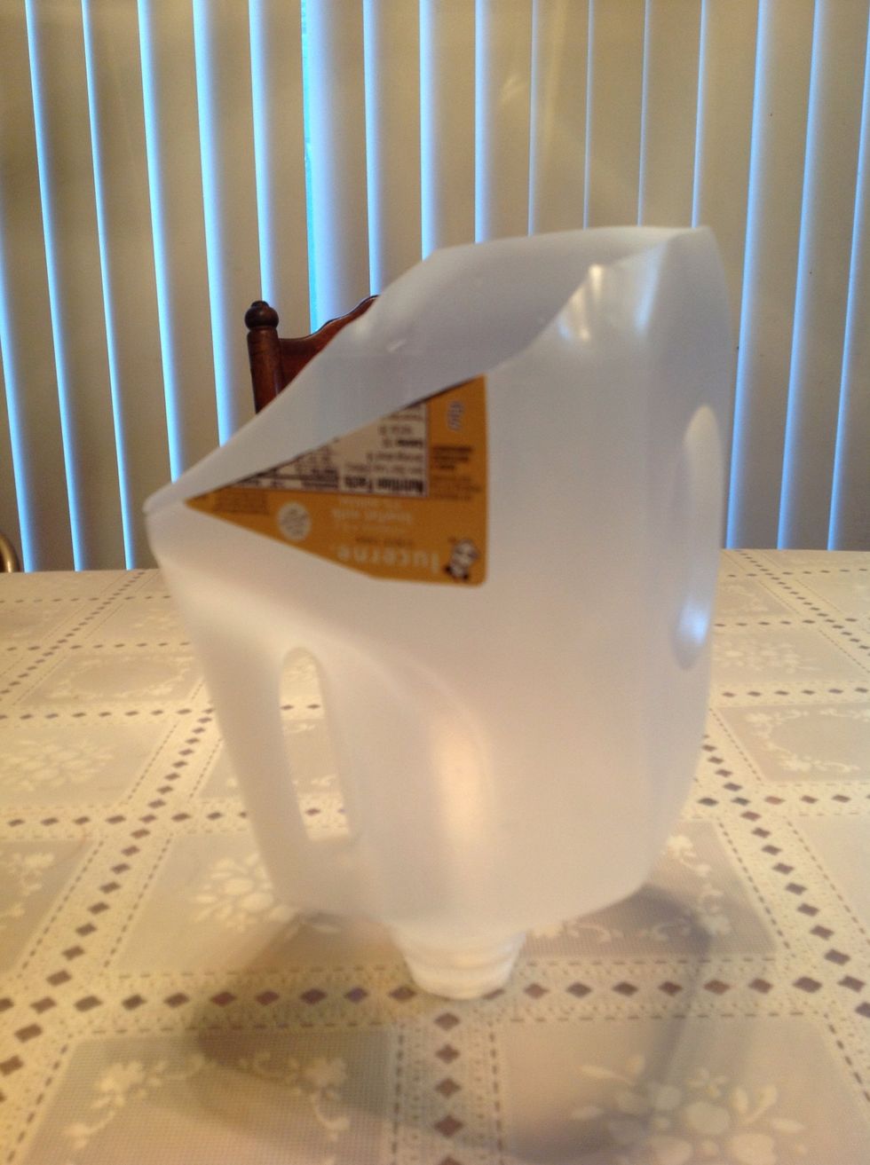 How to make a scoop from a milk jug B+C Guides