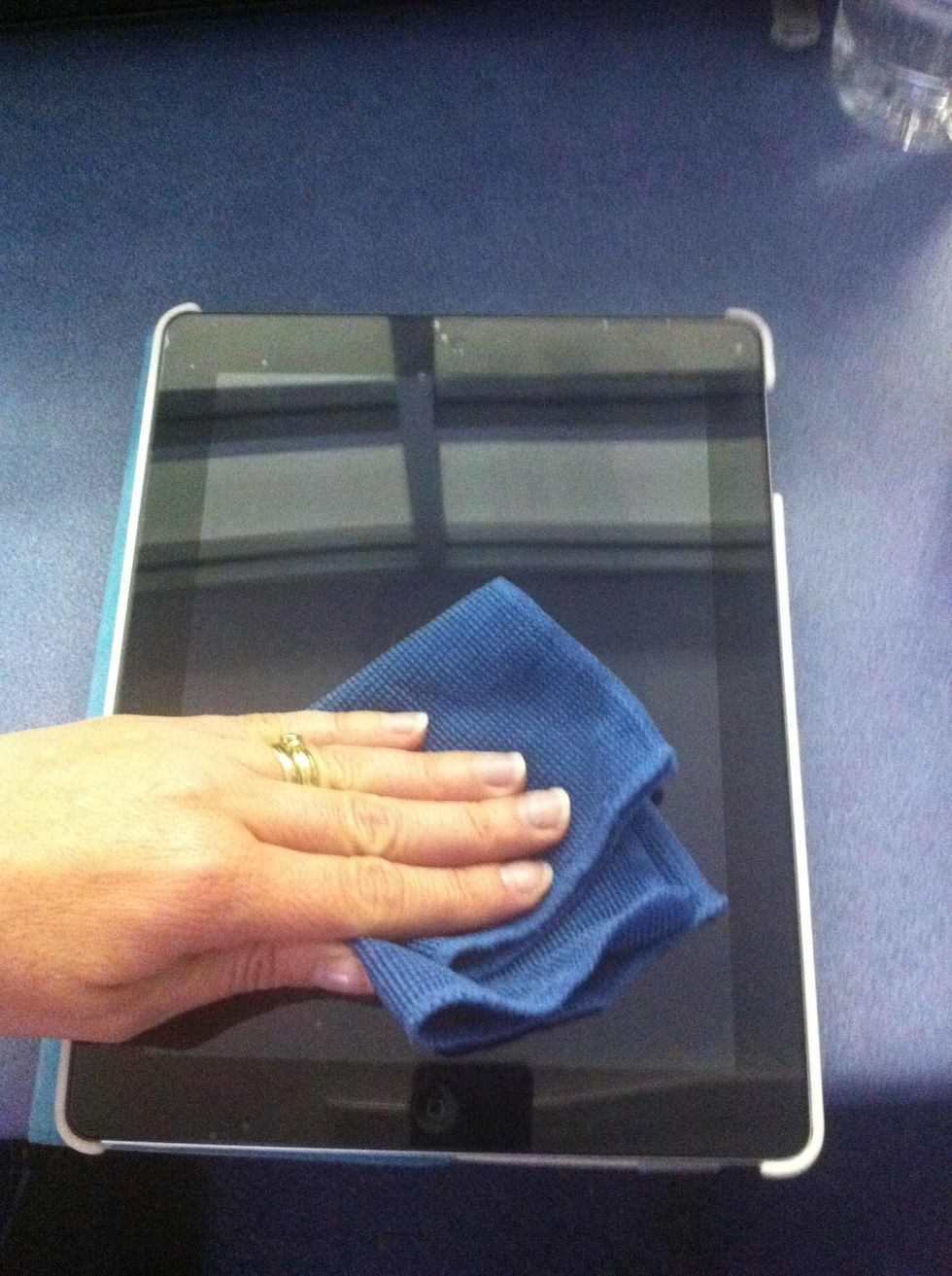 How to clean your ipad screen B+C Guides