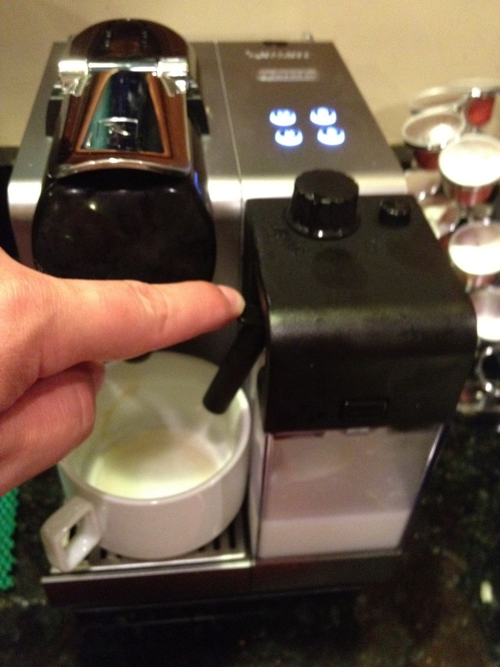 how-to-make-a-latte-with-a-n-espresso-lattissima-b-c-guides