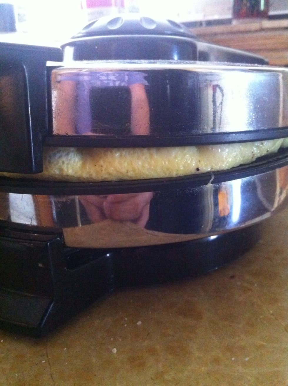 How to make scrambled eggs with a waffle maker B+C Guides