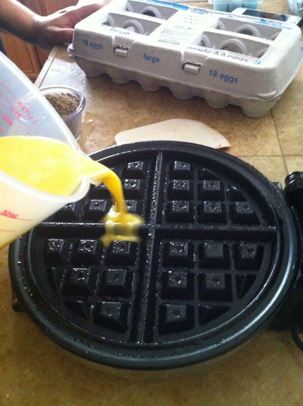 How to make scrambled eggs with a waffle maker B+C Guides