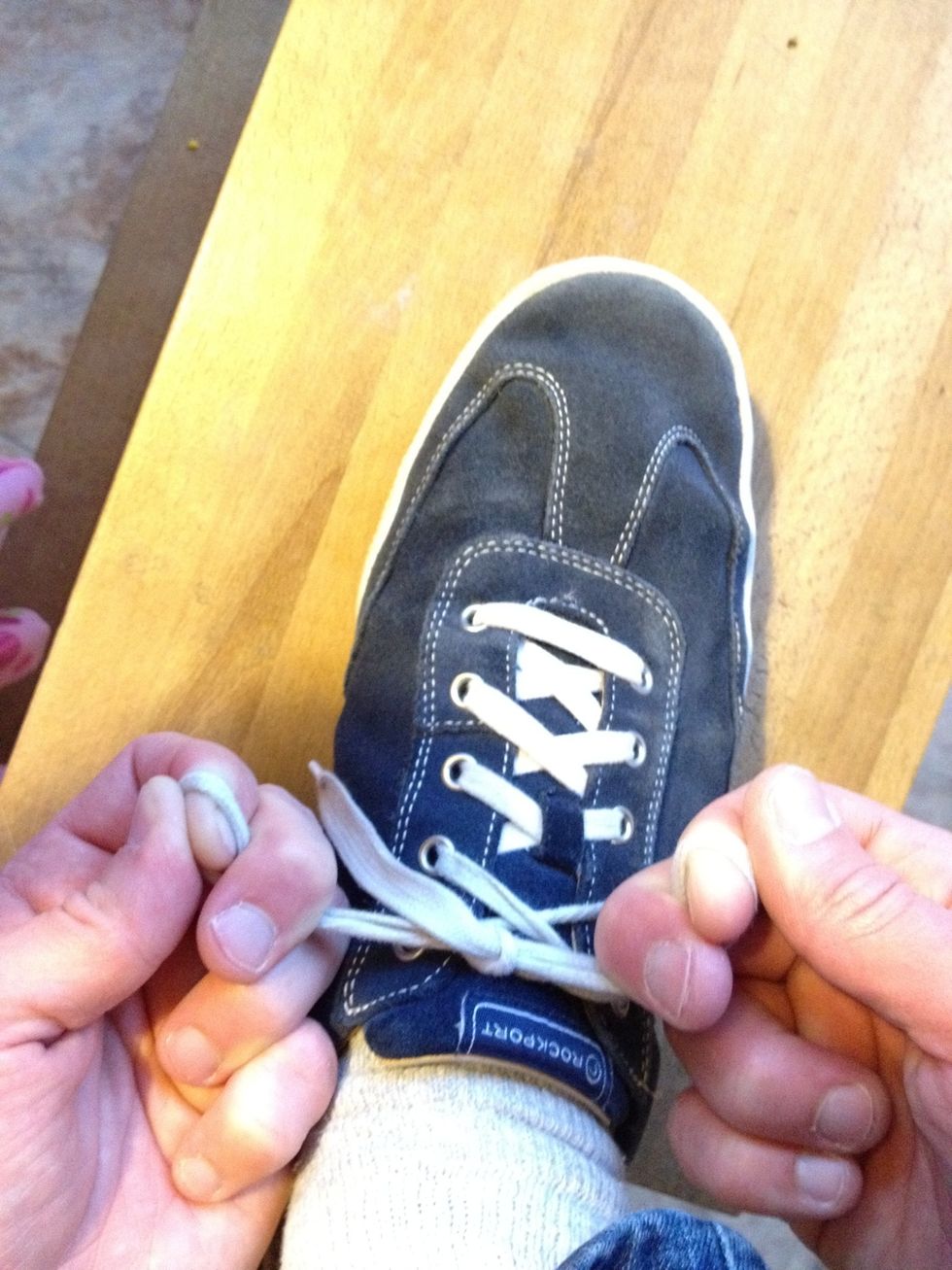 How to tie your shoes (the right way) - B+C Guides
