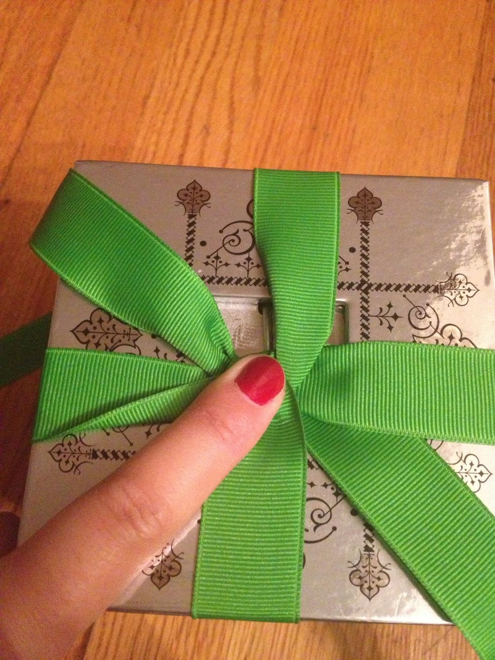 how to ribbon tie a gift