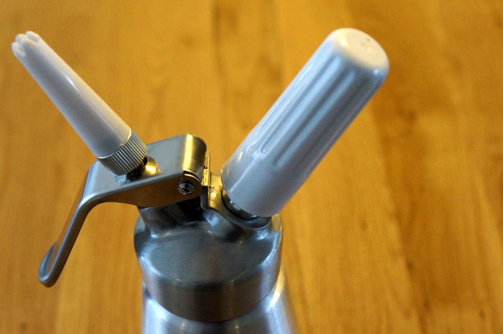 How to use the whipped cream siphon B+C Guides