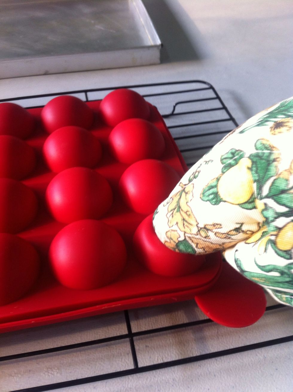 How to use a silicone cake pop moulder B+C Guides