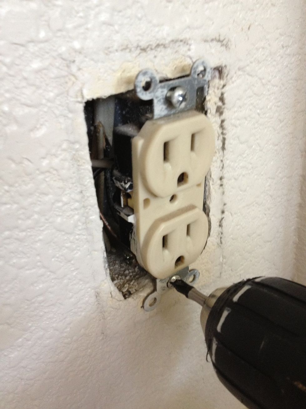 How to replace an electrical outlet B+C Guides