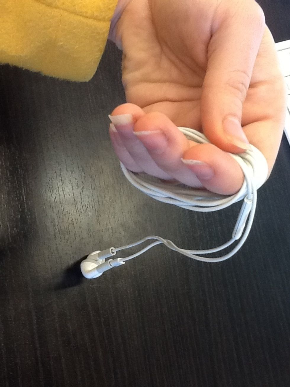 How to store earbuds without tangles B+C Guides