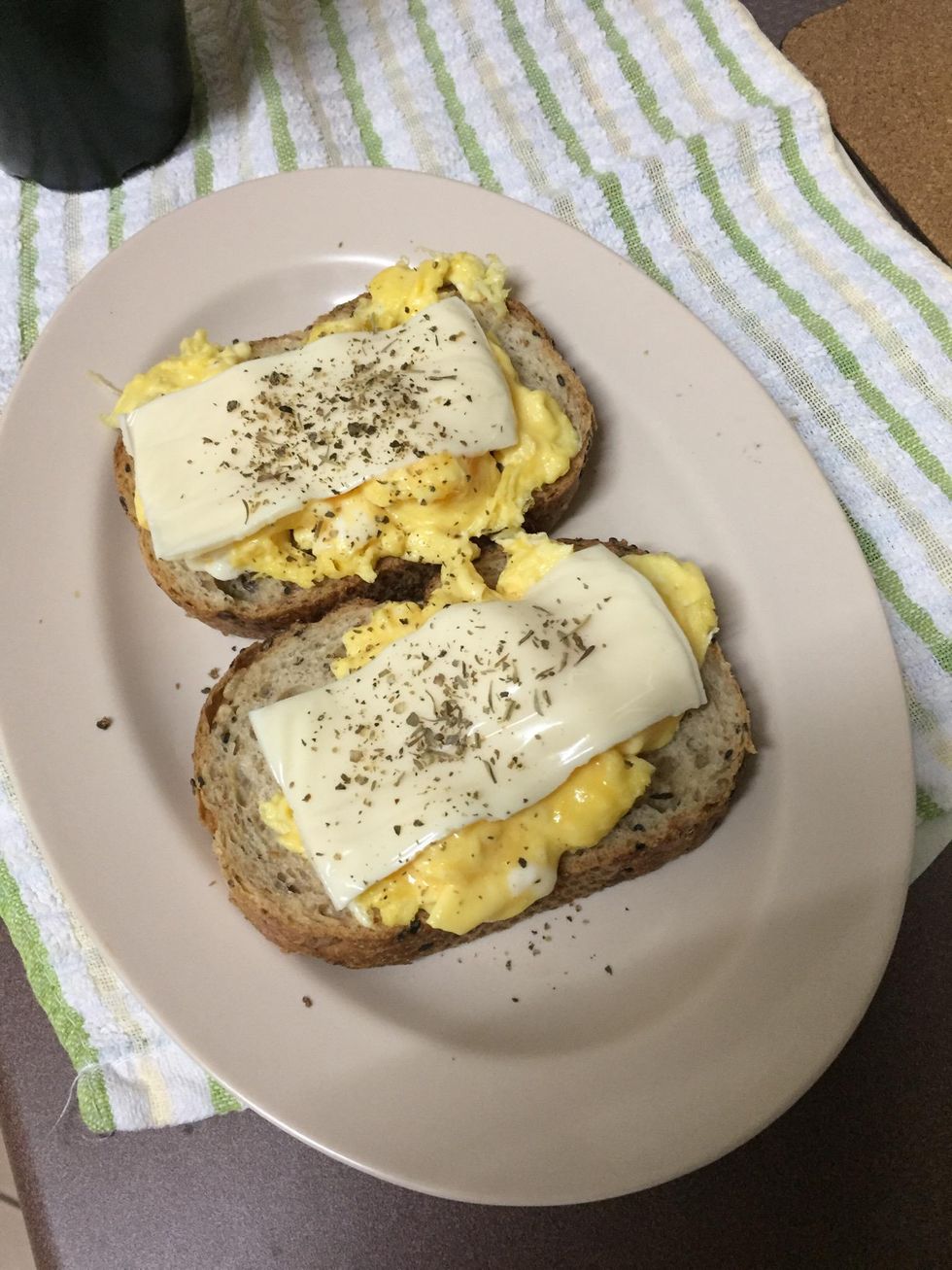 How to scrambled eggs with cheese on bread B+C Guides