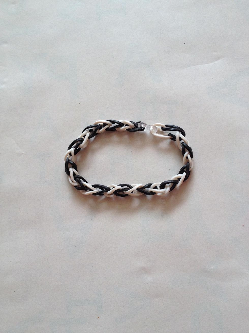 How to create a simple loom band on the loom - B+C Guides