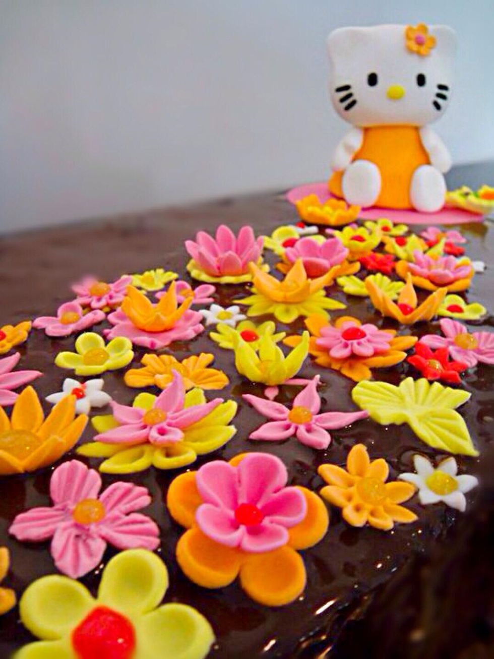 How to make an easy fondant flowers - B+C Guides