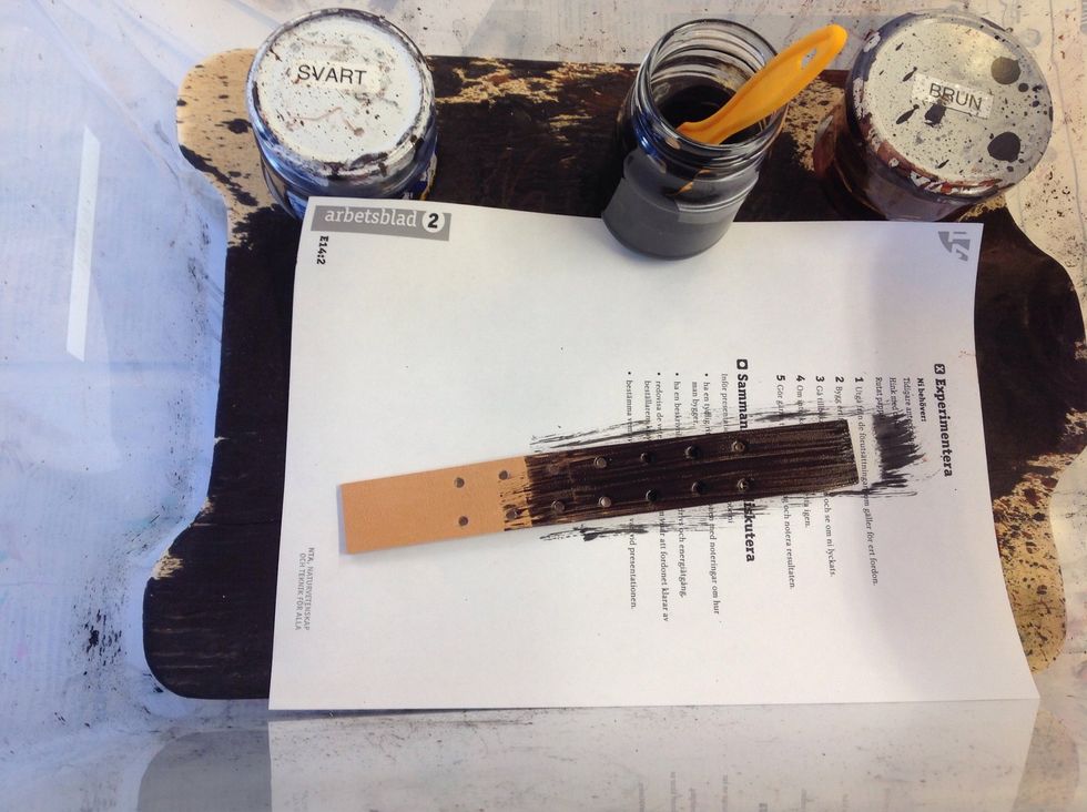 F\u00e4rga in l\u00e4dret med hj\u00e4lp av en pensel. \u00c4ven kanter och baksida. L\u00e5t l\u00e4dret torka och se efter om du vill ha en m\u00f6rkare, djupare f\u00e4rg. Det kan beh\u00f6vas flera omg\u00e5ngar med l\u00e4derf\u00e4rg.