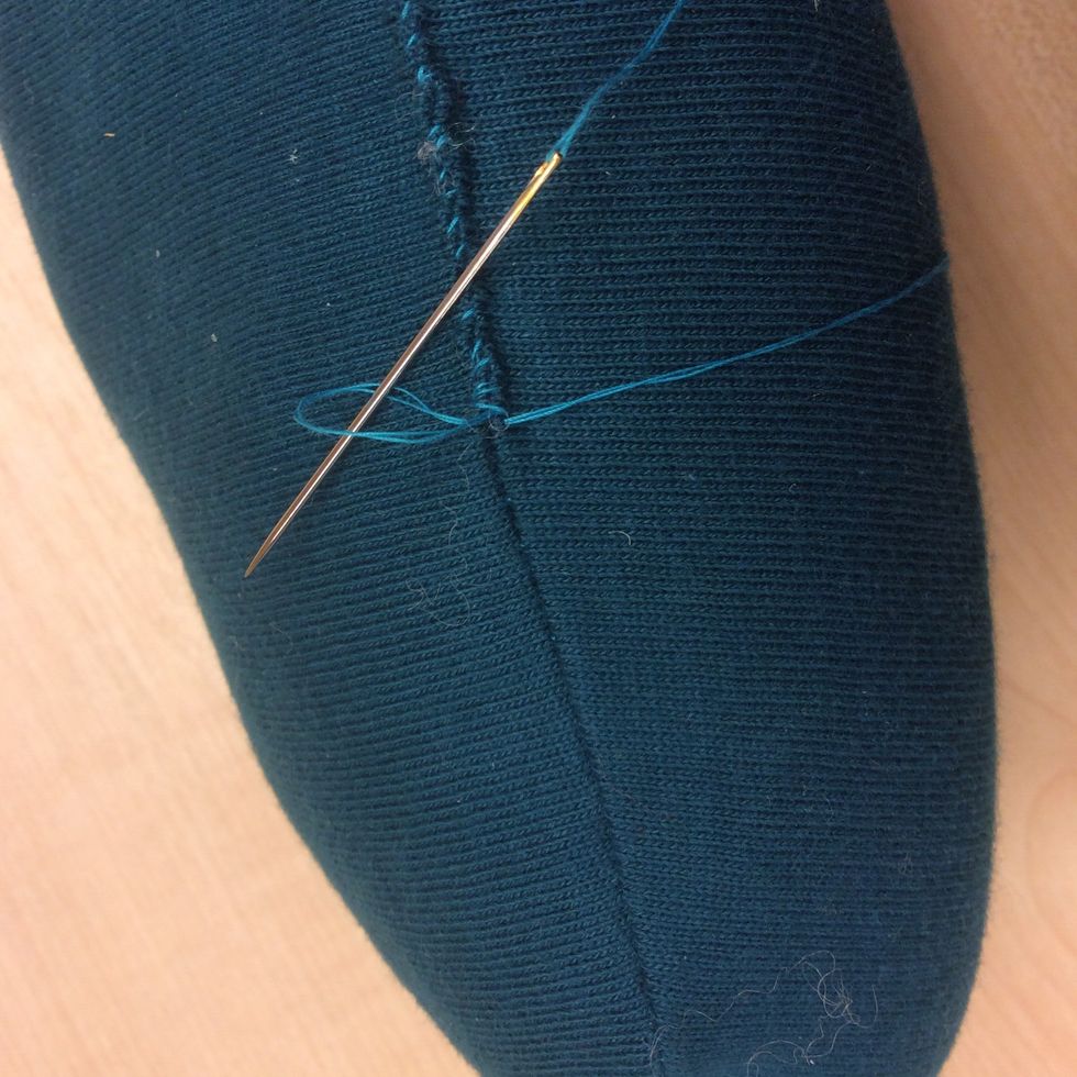 F\u00e4st genom att sy flera stygn p\u00e5 samma st\u00e4ll, tr\u00e4 n\u00e5len genom \u00f6glan och dra \u00e5t. G\u00f6m tr\u00e5den inuti ditt monster och klipp av.