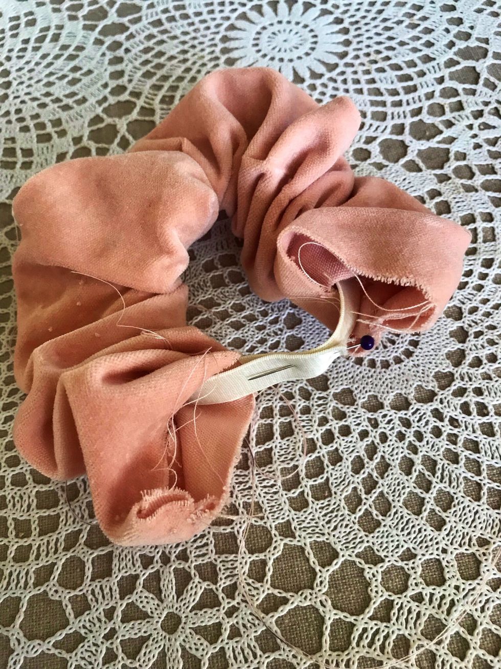 F\u00e4st ihop med n\u00e5l n\u00e4r du kommit igenom och klipp av p\u00e5 lagom l\u00e4ngd