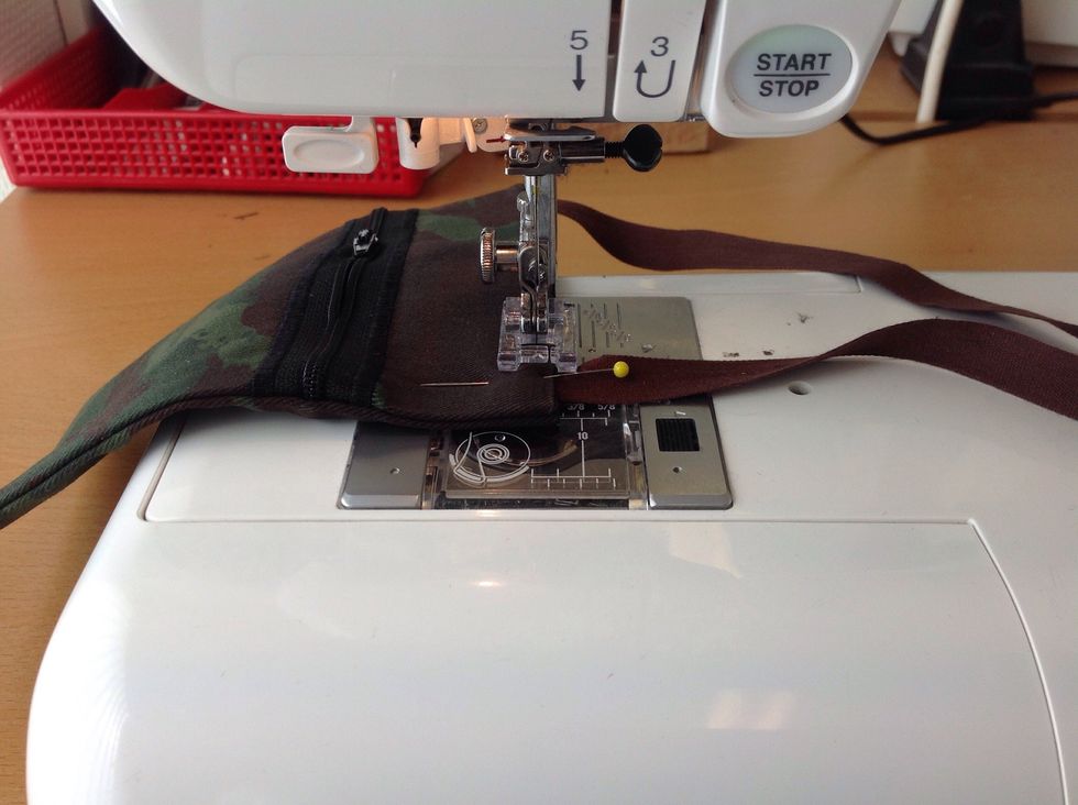 F\u00e4st noga i b\u00f6rjan och slutet genom att backa n\u00e5gra stygn.