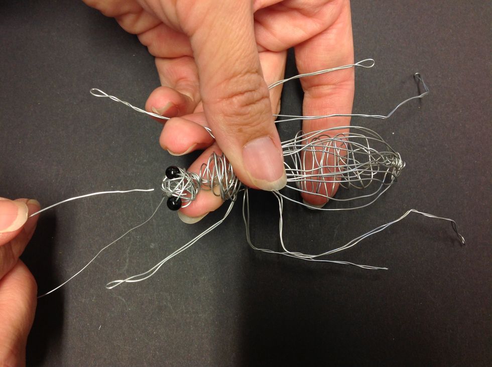 F\u00e4st tr\u00e5den genom att tr\u00e4 in \u00e4nden p\u00e5 tr\u00e5den genom huvudet.