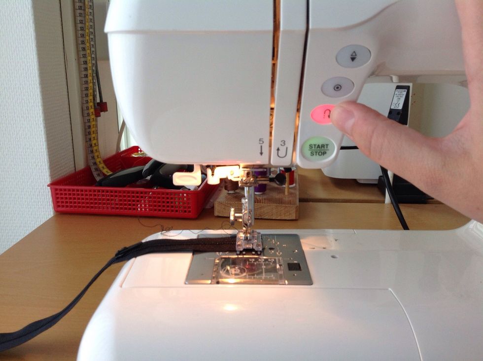 F\u00f6r att backa h\u00e5ller du in denna knapp under tiden du trycker ner pedalen med foten.