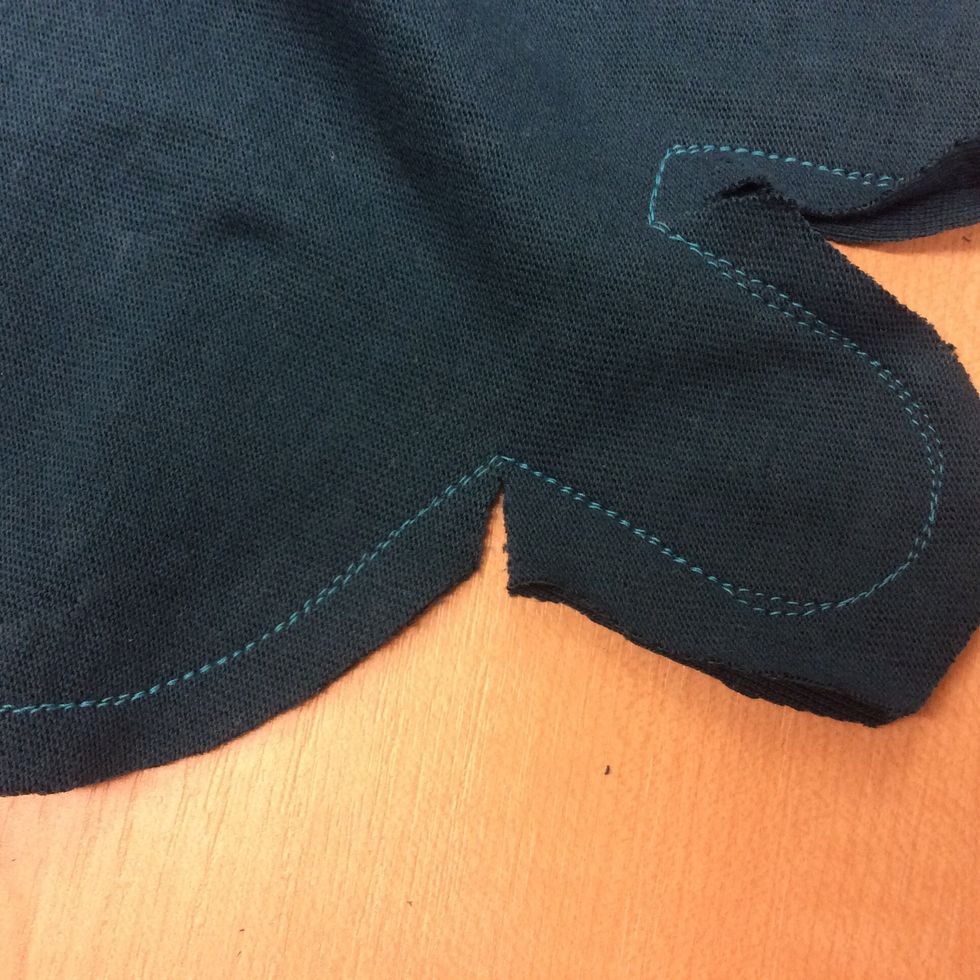 F\u00f6r att det ska bli snyggt n\u00e4r du v\u00e4nder ut och in p\u00e5 ditt monster m\u00e5ste det klippas hack i h\u00f6rn och sv\u00e4ngar. Detta f\u00e5r du hj\u00e4lp med, det \u00e4r l\u00e4tt att klippa i s\u00f6mmen av misstag annars.