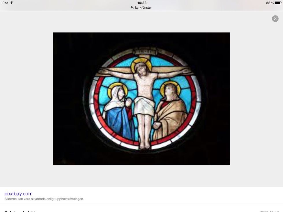 F\u00f6r att f\u00e5 bilden levande ville man ha olika f\u00e4rger p\u00e5 glaset, d\u00e5 var man tvungen att foga samman glasbitarna med bly. Det kallas blyinfattning. D\u00e5 blir det sm\u00e5 svarta linjer i glaset.