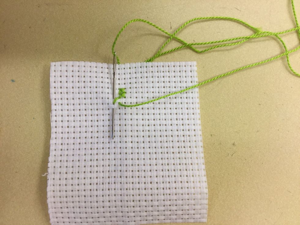 F\u00f6r att forts\u00e4tta rak under med korsstygn s\u00e5 g\u00e5 upp i v\u00e4nstra h\u00f6rnet rakt under. Sy f\u00e4rdigt ditt korsstygnsbroderi. Stryk p\u00e5 baksidan.