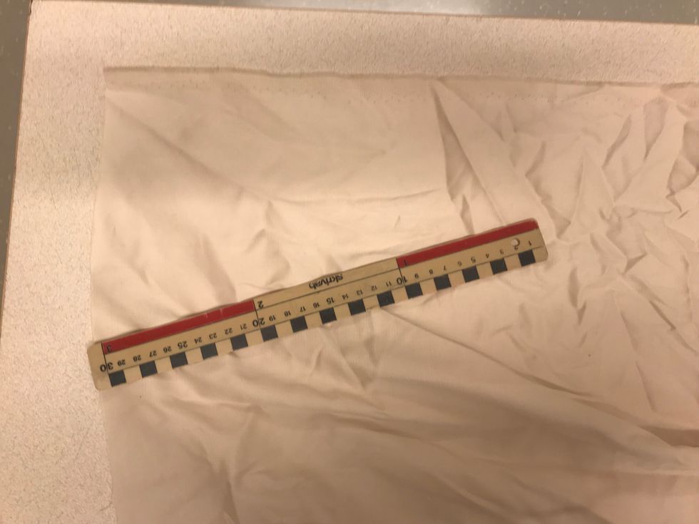 F\u00f6r att g\u00f6ra banden runt huvudet tar man tyget som anv\u00e4ndes till f\u00f6rkl\u00e4det. Det ska vara 10cm p\u00e5 bredden f\u00f6r att sedan vika ihop det och sy ihop kanterna s\u00e5 det blir ett band. Man v\u00e4ljer l\u00e4ngden sj\u00e4lv