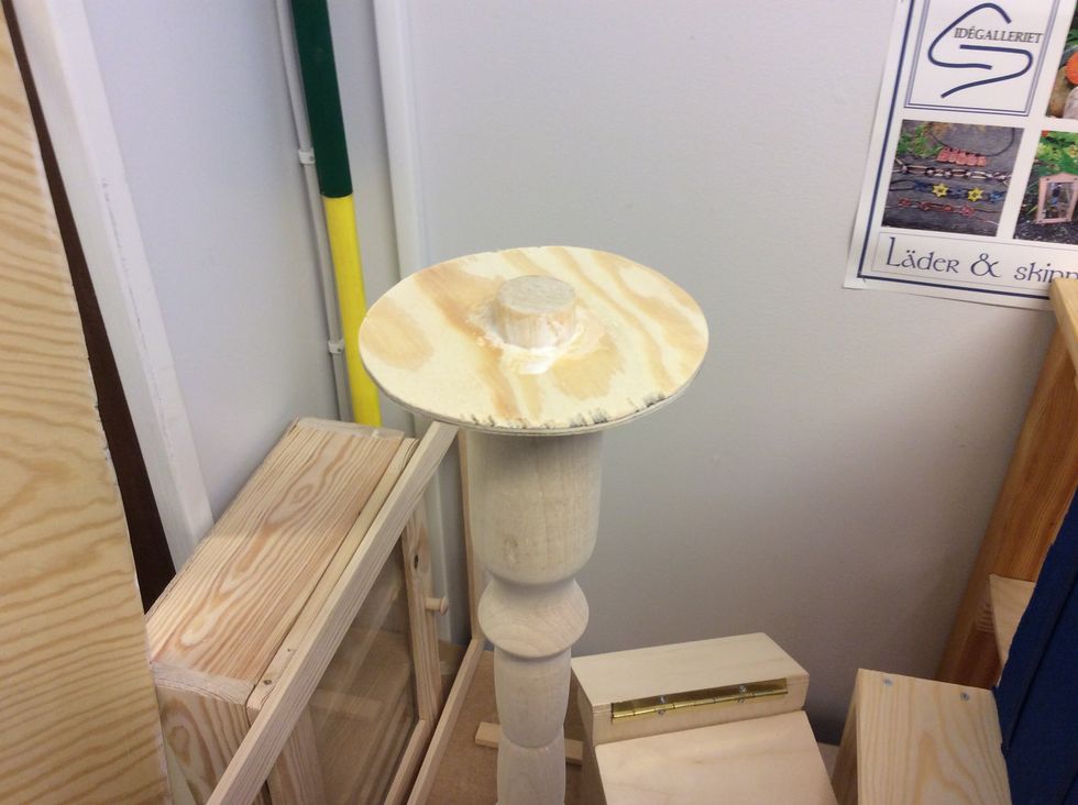 F\u00f6r att inte borded skulle bli vikit n\u00e4r det var limmat s\u00e5 satte jag dit en liten cirkelformad platta som skulle fixa lite mer stabilitet i det hela.