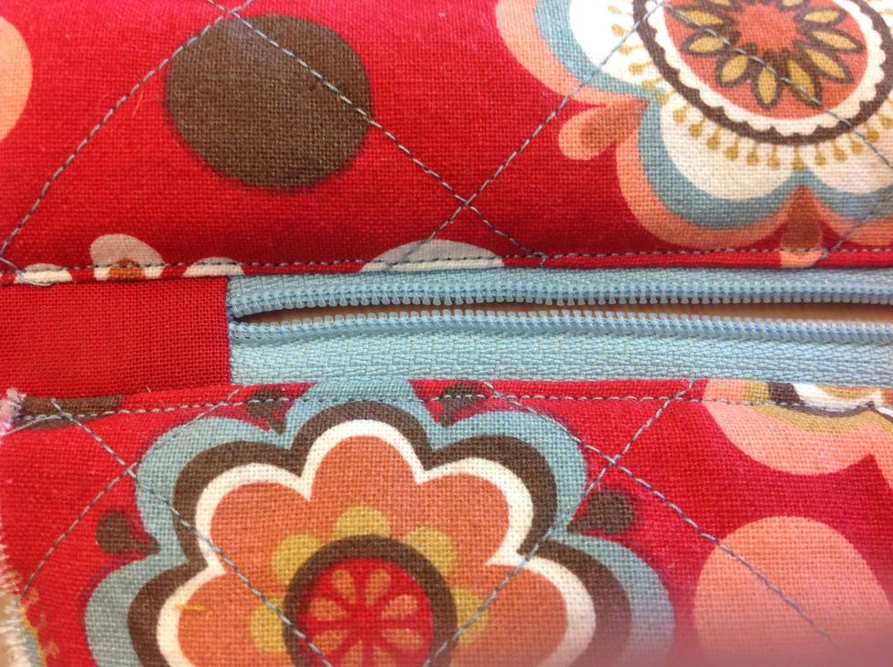 F\u00f6r att inte dragkedjan skall fastna i fodertyget kan det vara bra att g\u00f6ra en stickning utmed kanten.