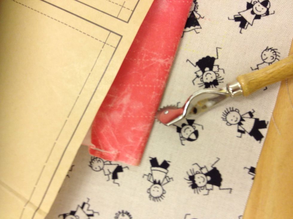 F\u00f6r att veta var handtagen ska sitta kan du anv\u00e4nda sporre och transferpapper.