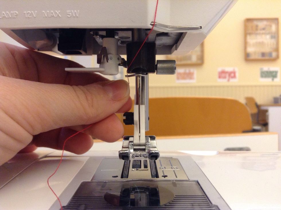 F\u00f6r in tr\u00e5den bakom tr\u00e5dledaren. \u00d6ppningen \u00e4r p\u00e5 v\u00e4nster sida.