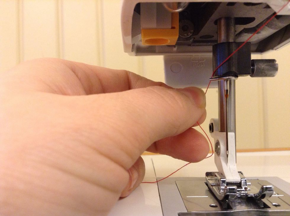 F\u00f6r in tr\u00e5den bakom tr\u00e5dledaren. \u00d6ppningen \u00e4r p\u00e5 v\u00e4nster sida.