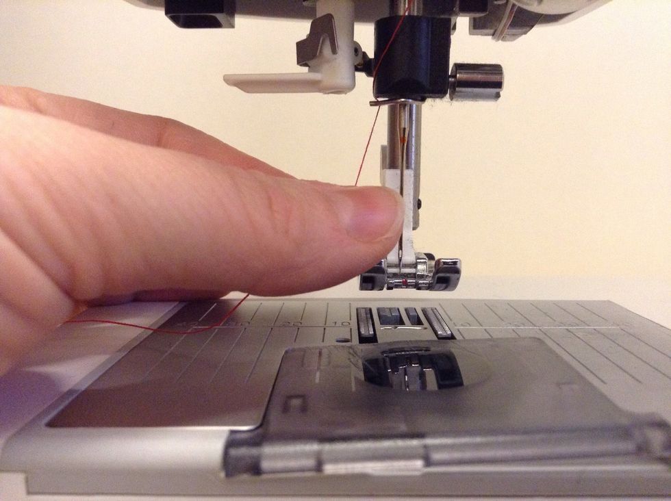 F\u00f6r in tr\u00e5den bakom tr\u00e5dledaren. \u00d6ppningen \u00e4r p\u00e5 v\u00e4nster sida.