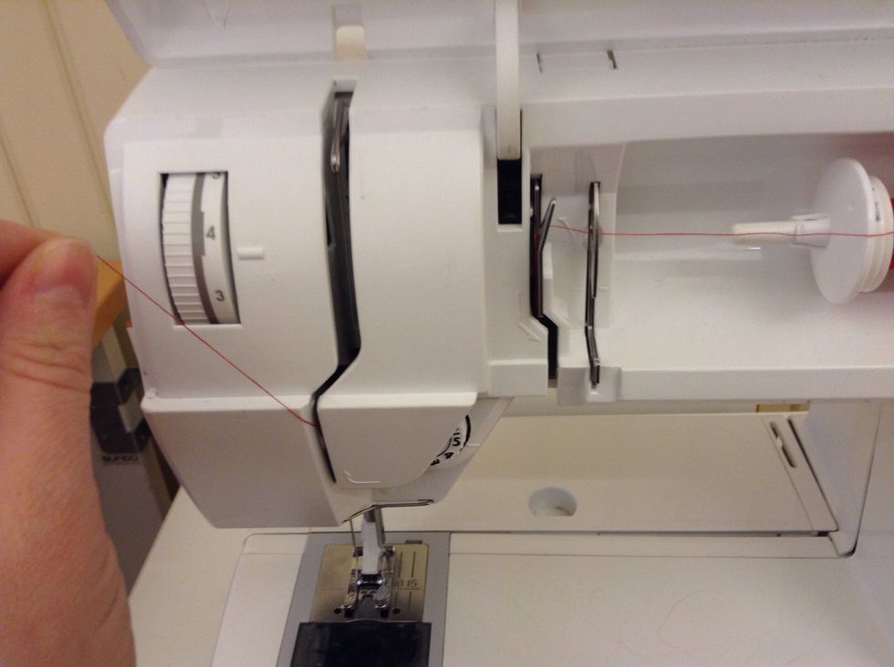 F\u00f6r tr\u00e5den f\u00f6rbi tr\u00e5dsp\u00e4nningsratten och upp\u00e5t i sk\u00e5ran.