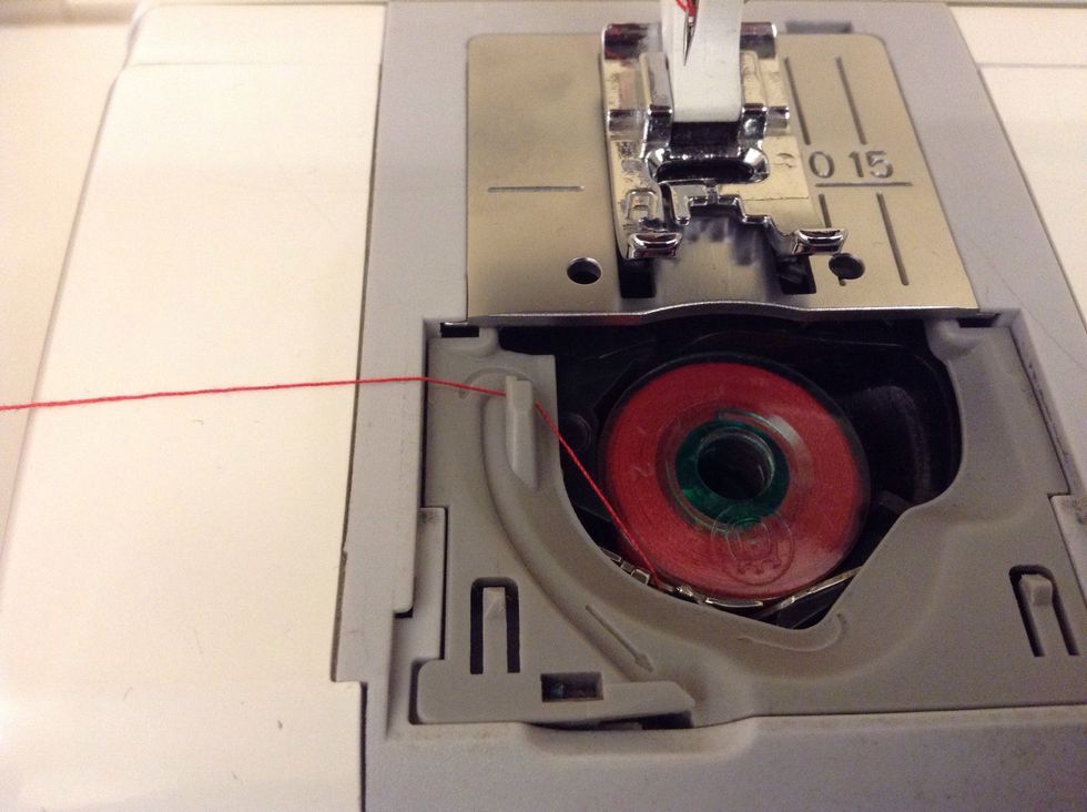 F\u00f6r tr\u00e5den runt plastklacken.