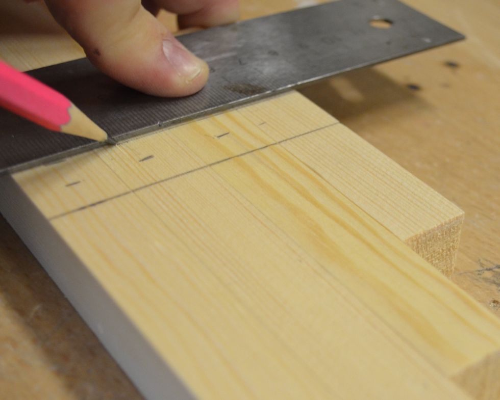 F\u00f6r \u00f6ver markeringarna f\u00f6r kanterna p\u00e5 stammen som du ritade dit i steg 6