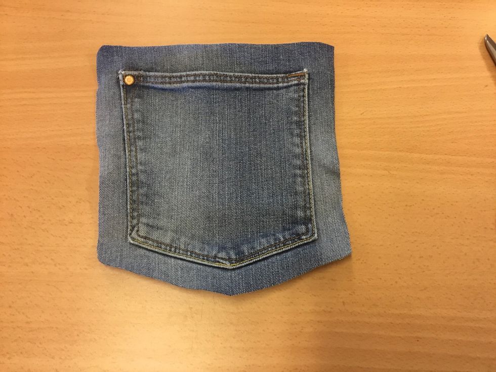 F\u00f6rbered en ficka. Kanske fr\u00e5n ett par gamla jeans. T\u00e4nk p\u00e5 att klippa ett par centimeter utanf\u00f6r fickan.