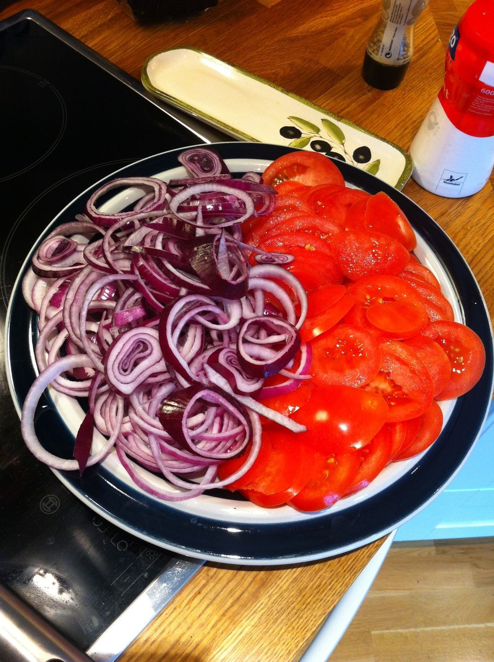 F\u00f6rbered gr\u00f6nsaker. Tomat, sallad och r\u00f6dl\u00f6k \u00e4r ett minimum.