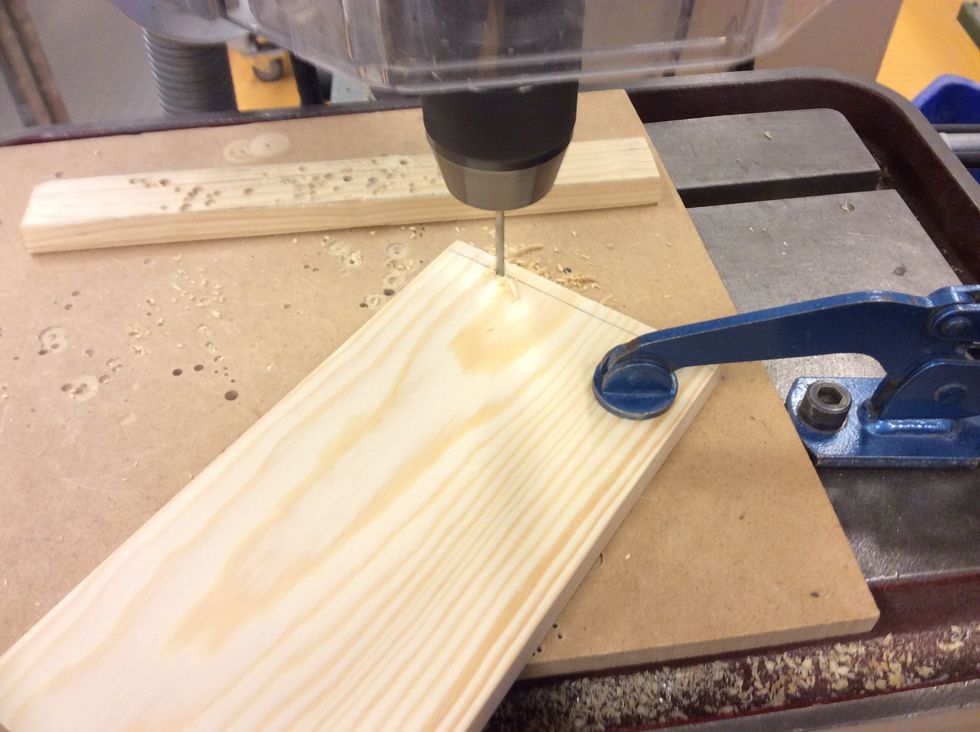 F\u00f6rborra i pelarborrmaskinen. OBS, prata med Fredrik f\u00f6rst.