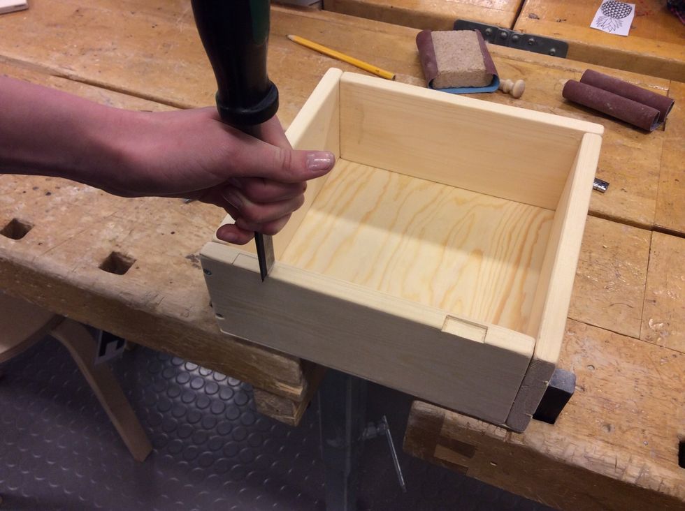 F\u00f6rs\u00e4nk d\u00e4r g\u00e5ngj\u00e4rnen ska sitta genom att hugga bort tr\u00e4et med ett st\u00e4mj\u00e4rn och tr\u00e4klubba. Detta \u00e4r lite klurigt, Fredrik visar dig g\u00e4rna.