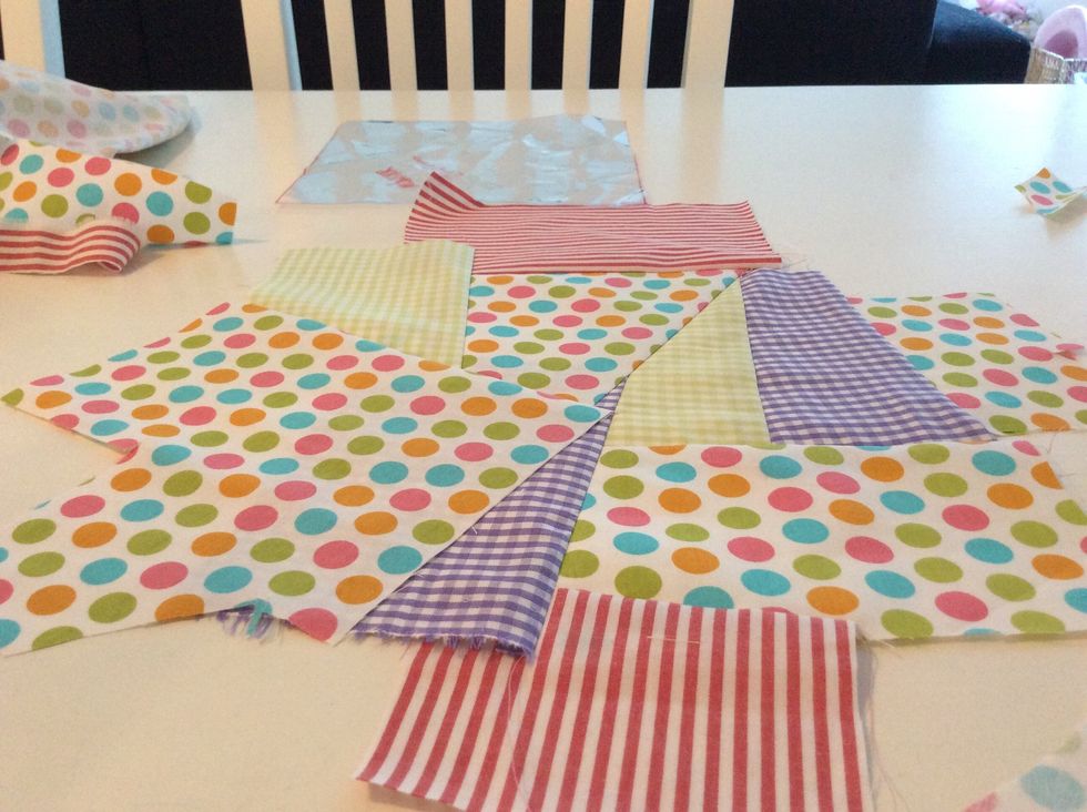 F\u00f6rs\u00f6k f\u00e5 s\u00e5 f\u00e5 r\u00e5a kanter som m\u00f6jligt p\u00e5 din crazy quilt. P\u00e5 denna blev det en r\u00e5 kant. Men eftersom det ska sys dekors\u00f6mmar \u00f6ver g\u00f6r det inget.