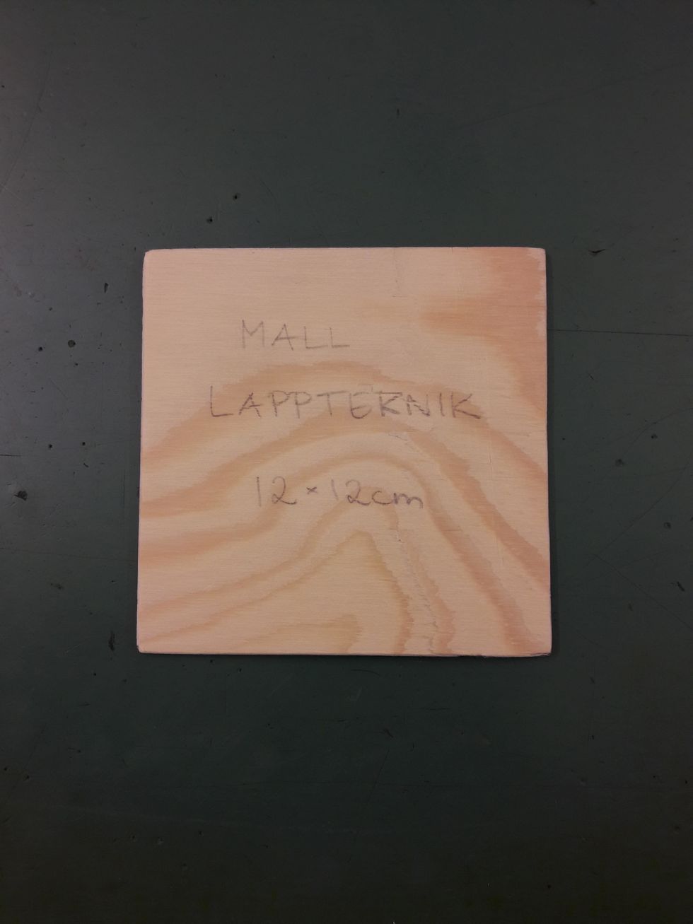 F\u00f6rst beh\u00f6ver du en mall till dina rutor. Vi anv\u00e4nder en kvadrat som \u00e4r 12*12 centimeter.