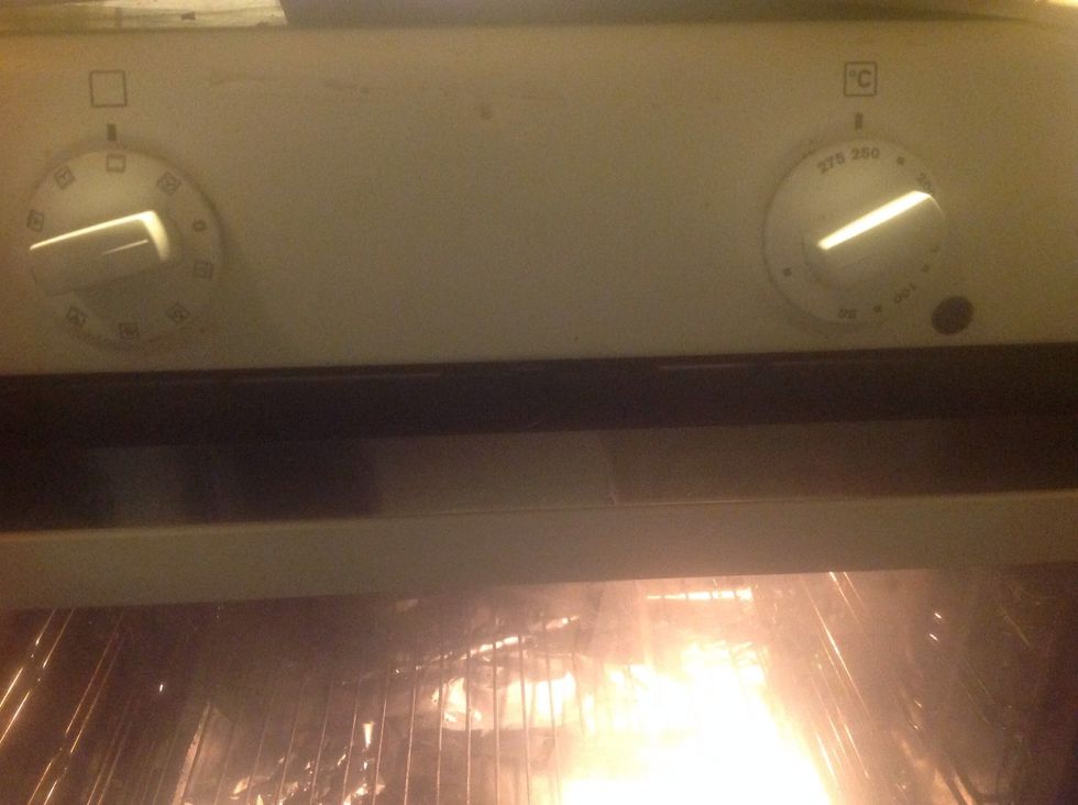 F\u00f6rst n\u00e4r man b\u00f6rjar ska man s\u00e4tta ugnen p\u00e5 250 grader frist When you begins you can start by setting the Oven on 250 degrees