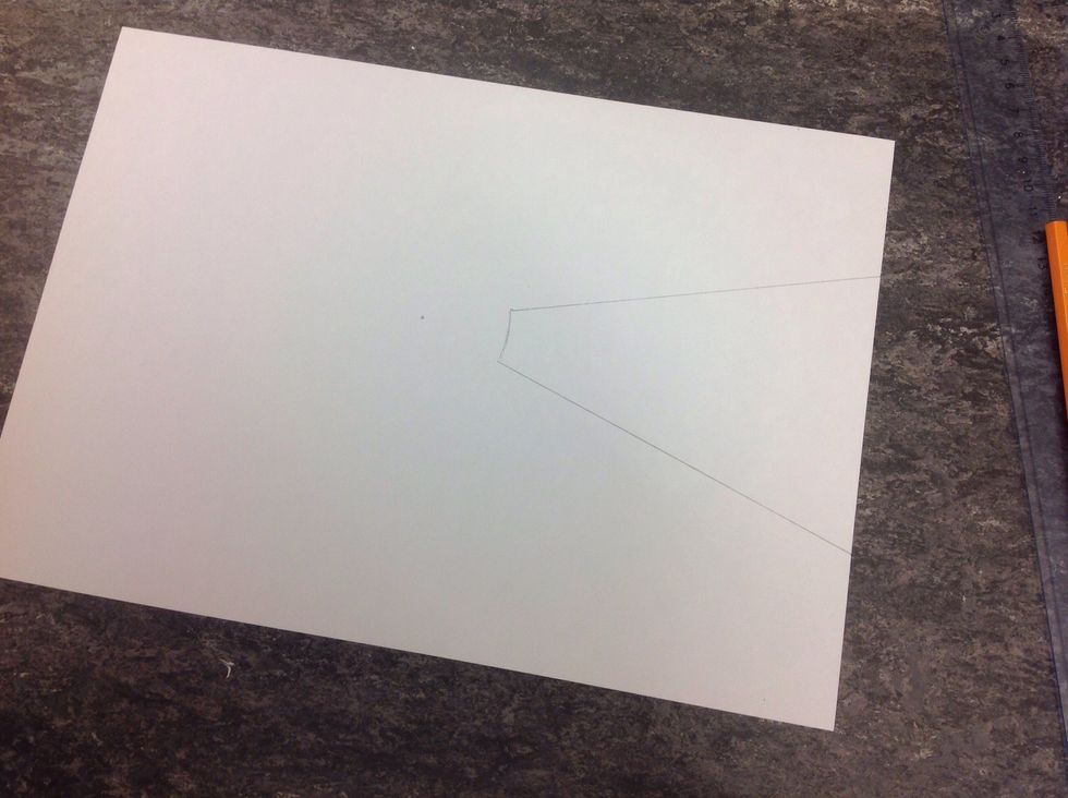 F\u00f6rsta huset! N\u00e4r du drar linjerna som ska g\u00e5 l\u00e4ngs med huset s\u00e5 utg\u00e5r du hela tiden fr\u00e5n punkten i mitten!