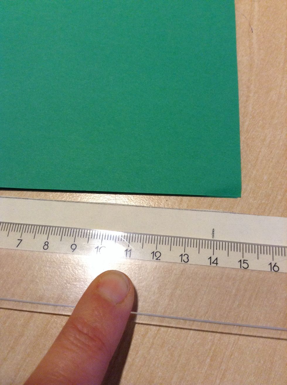 F\u00f6rsta remsan ska vara 14 cm l\u00e5ng. Minska sedan varje remsa med en centimeter.