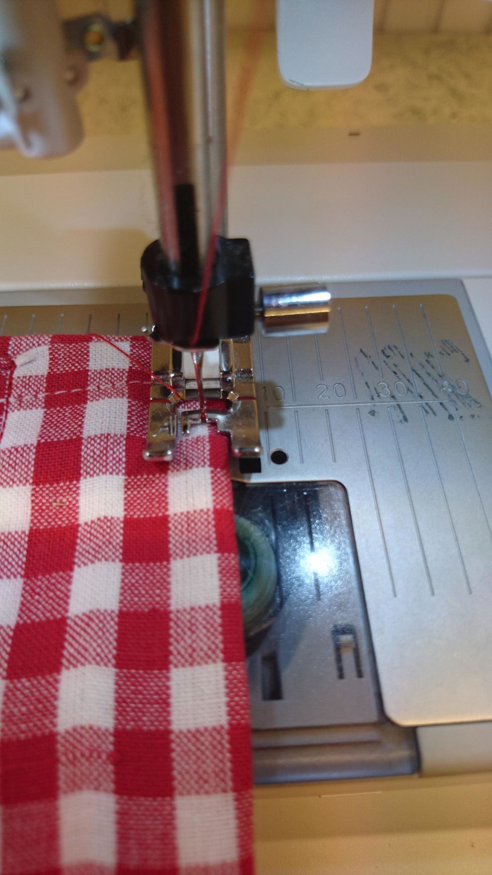 F\u00f6rsta s\u00f6mmen syr du med ena t\u00e5n utanf\u00f6r kanten, gl\u00f6m inte att f\u00e4sta i b\u00f6rjan och i slutet.