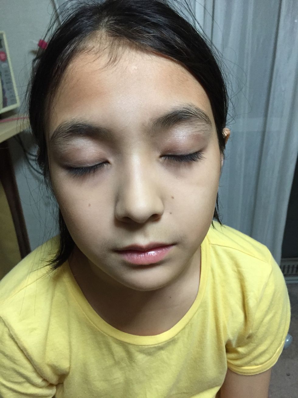 Fa\u00e7a os olhos com uma sombra marrom clara.