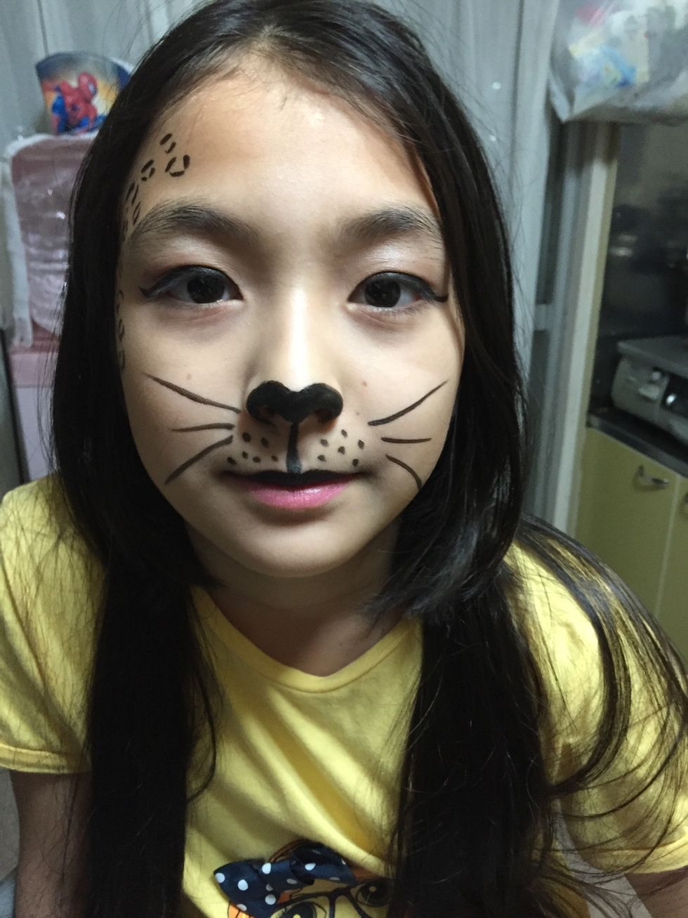 Fa\u00e7a tamb\u00e9m os pontinhos perto dos bigodes.