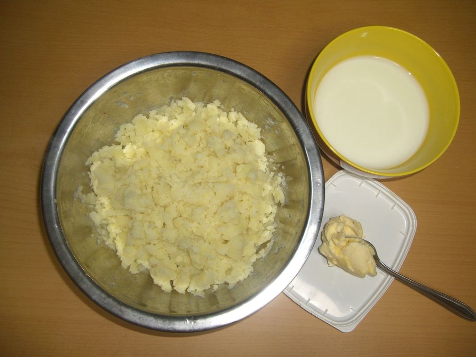 Fa\u00e7a um pure de batatas com as batatas cozidas, uma colher cheia de manteiga e meio copo de leite.