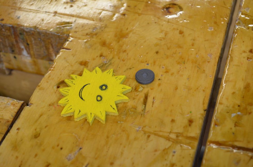 Fa\u0308rgla\u0308gg och dekorera din kylska\u030apsmagnet som du vill