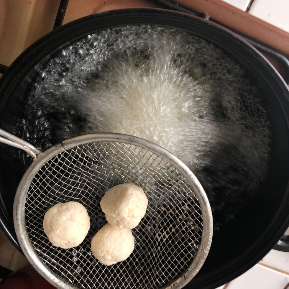 Faire chauffer de l'huile. Y faire cuire les boules de manioc quelques minutes : elles doivent \u00eatre dor\u00e9es et l'int\u00e9rieur doit \u00eatre cuit.